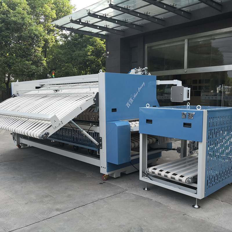 開布草洗滌公司使用的洗滌設(shè)備推薦之百?gòu)?qiáng)高速折疊機(jī)